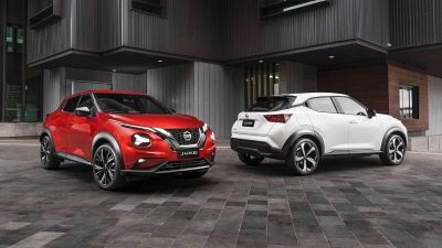 Two JUKE vehicles in an urban setting