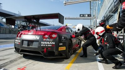 日產 GT-R 加油修理處。