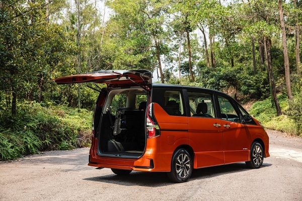 Dual Back Door at Nissan Serena e-POWER