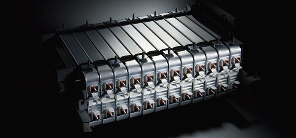 ハイパワーでコンパクト。日産が車載用に実用化した最新のリチウムイオンバッテリーを搭載しました。