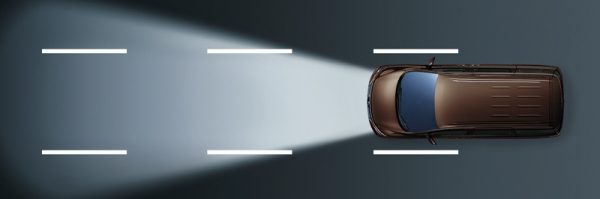 周囲に先行車や対向車がいないときはハイビーム