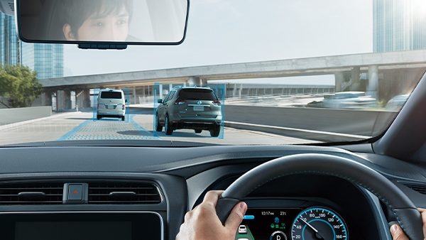 クルマが見守り、運転をサポートしてくれるから、高速のロングドライブが楽しくなる。