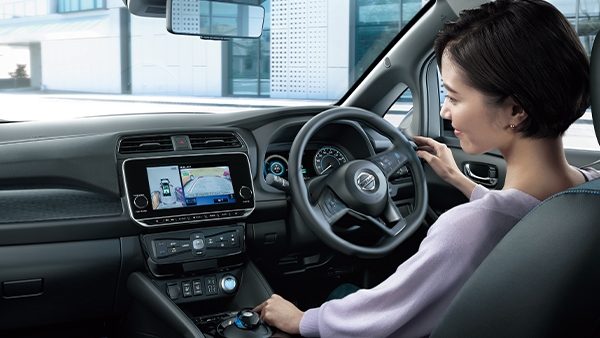 指先だけの簡単な操作で、スムースに駐車できる驚きがある。