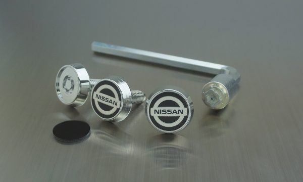 ナンバープレートロック(Nissanブランドロゴステッカー付、ロックボルト3本:キー付)