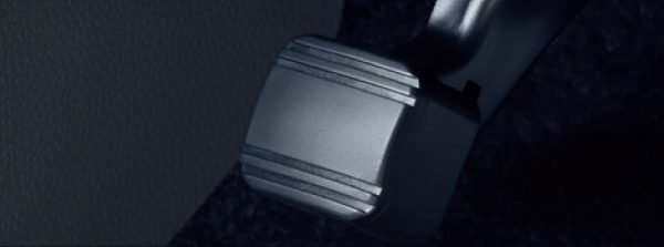 足踏み式パーキングブレーキ(フットリリース式)