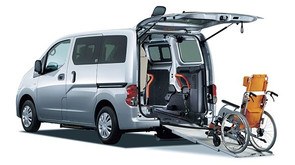 Photo:チェアキャブ 車いす2名仕様。ボディカラーはブリリアントシルバー(M)〈#K23〉。内装色はブラック/グレー〈W〉。オプション装着車。