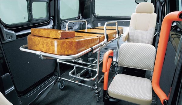 ストレッチャーでの乗車も可能。(オーテック扱いオプション)