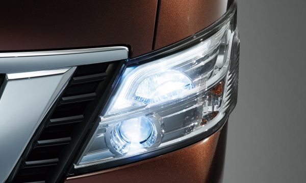 LEDヘッドランプ(ハイ/ロービーム、オートレベライザー 付)〔メーカーオプション〕