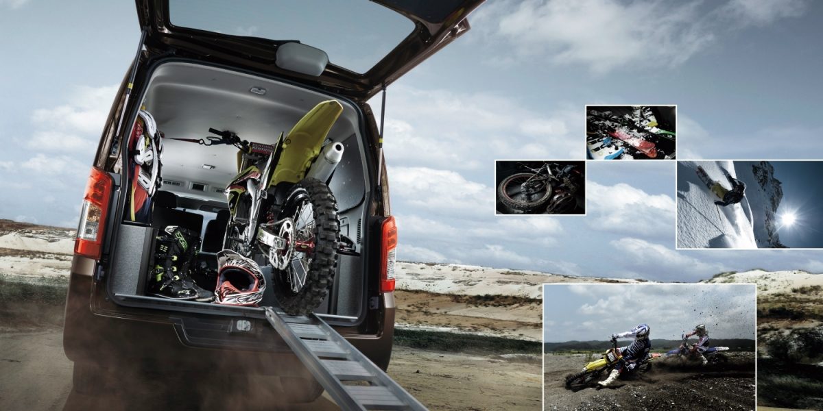 Photo:トランスポーター。ロングボディ(2WD)。ボディカラーはインペリアルアンバー(P)〈#CAS〉(特別塗装色)。内装色はダークグレー〈W〉。オプション装着車。 ●写真の架装例にあるオグショーパーツは別売りです。 ●詳しくは専用カタログをご覧ください。