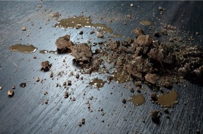 撥水性に優れた素材を採用し、汚れたギアを載せても簡単に拭き取ることができます。