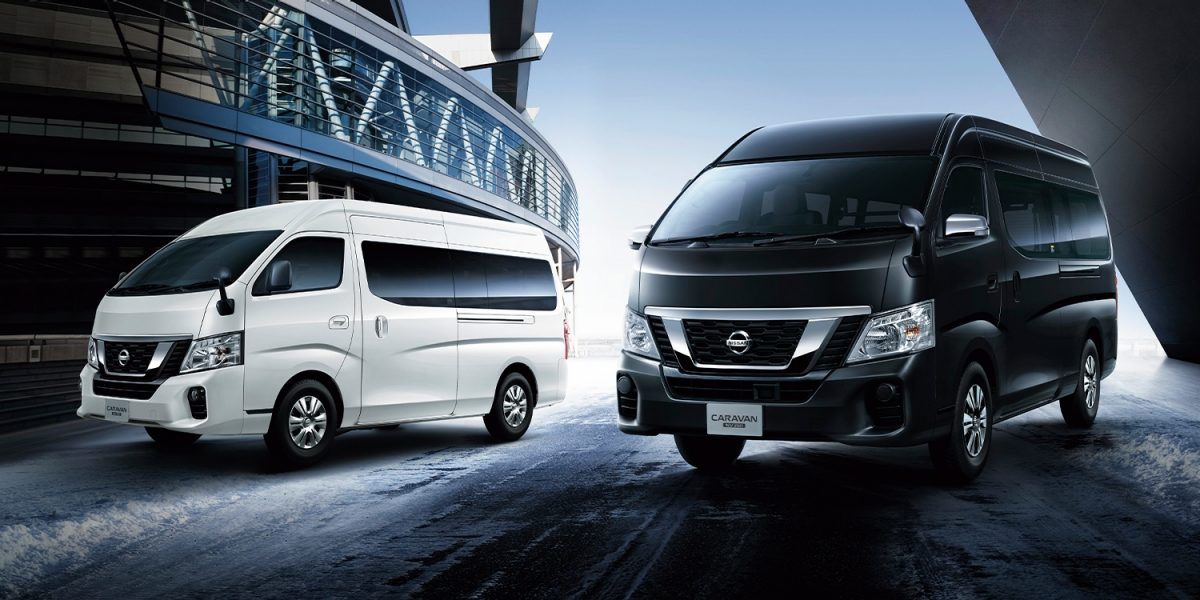 Photo(左):マイクロバスGX(4WD・ガソリン)。スーパーロングボディ ワイド幅 ハイルーフ 低床 14人乗 4ドア。ボディカラーはブリリアントホワイトパール(3P)〈#QAB〉(特別塗装色)。内装色はダークグレー〈W〉。 Photo(右):バンDX(4WD・ディーゼルターボ)。スーパーロングボディ ワイド幅 ハイルーフ 低床 6人乗 4ドア。ボディカラーはファントムブラック(P)〈#GAE〉(特別塗装色)。内装色はダークグレー〈W〉。※EXパックはメーカーオプション。