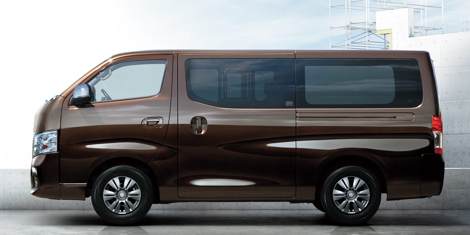 Photo : バン プレミアムGX(2WD・ガソリン)。ロングボディ 標準幅 標準ルーフ 低床 5人乗 5ドア。ボディカラーはインペリアルアンバー(P)〈#CAS〉(特別塗装色)。インテリジェント アラウンドビューモニター+ディスプレイ付自動防眩式ルームミラー+ヒーター付ドアミラー+フロントアンダーミラーレス+リヤアンダーミラーレスはセットでメーカーオプション。LEDヘッドランプ(ハイ/ロービーム、オートレベライザー付)はメーカーオプション。