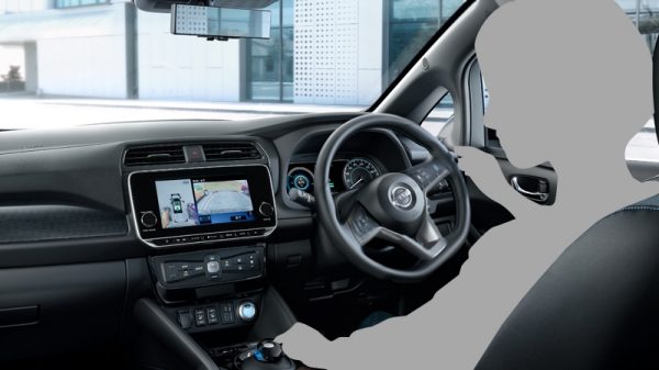 指先だけの簡単な操作で、スムースに駐車できる驚きがある。