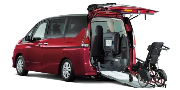 Photo:セレナ ハイウェイスター チェアキャブ スロープタイプ 車いす1名セカンド仕様(2WD)。ボディカラーはマルーンレッド(RPM)/ダイヤモンドブラック(P)2トーン〈#XAN・スクラッチシールド〉(特別塗装色)。内装色はブラック〈G〉。オプション装着車。