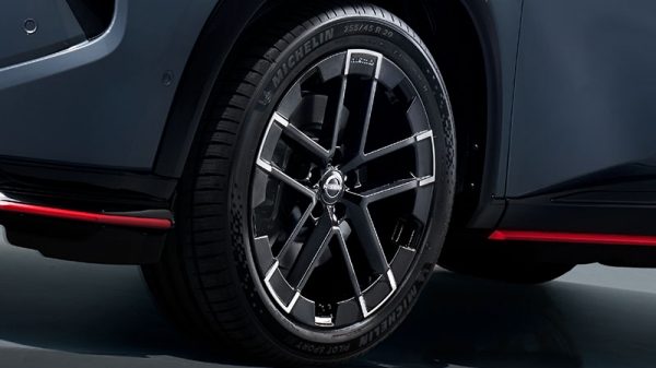 NISMO専⽤タイヤ&ホイール