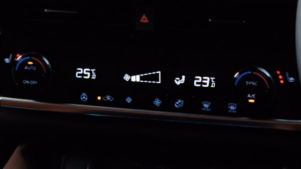 エアコン独立温度調整機能〈運転席、助手席〉