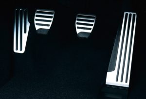 アルミ製アクセル・ブレーキ・クラッチ(6MT車)ペダル、フットレスト