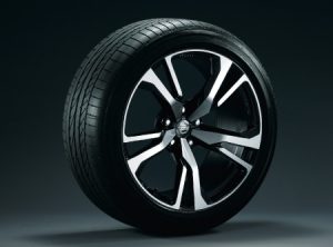 フロント:245/40R19 94Wタイヤ、リヤ:275/35R19 96Wタイヤ