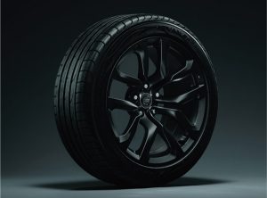 フロント:225/50R18 95Wタイヤ、リヤ:245/45R18 96Wタイヤ