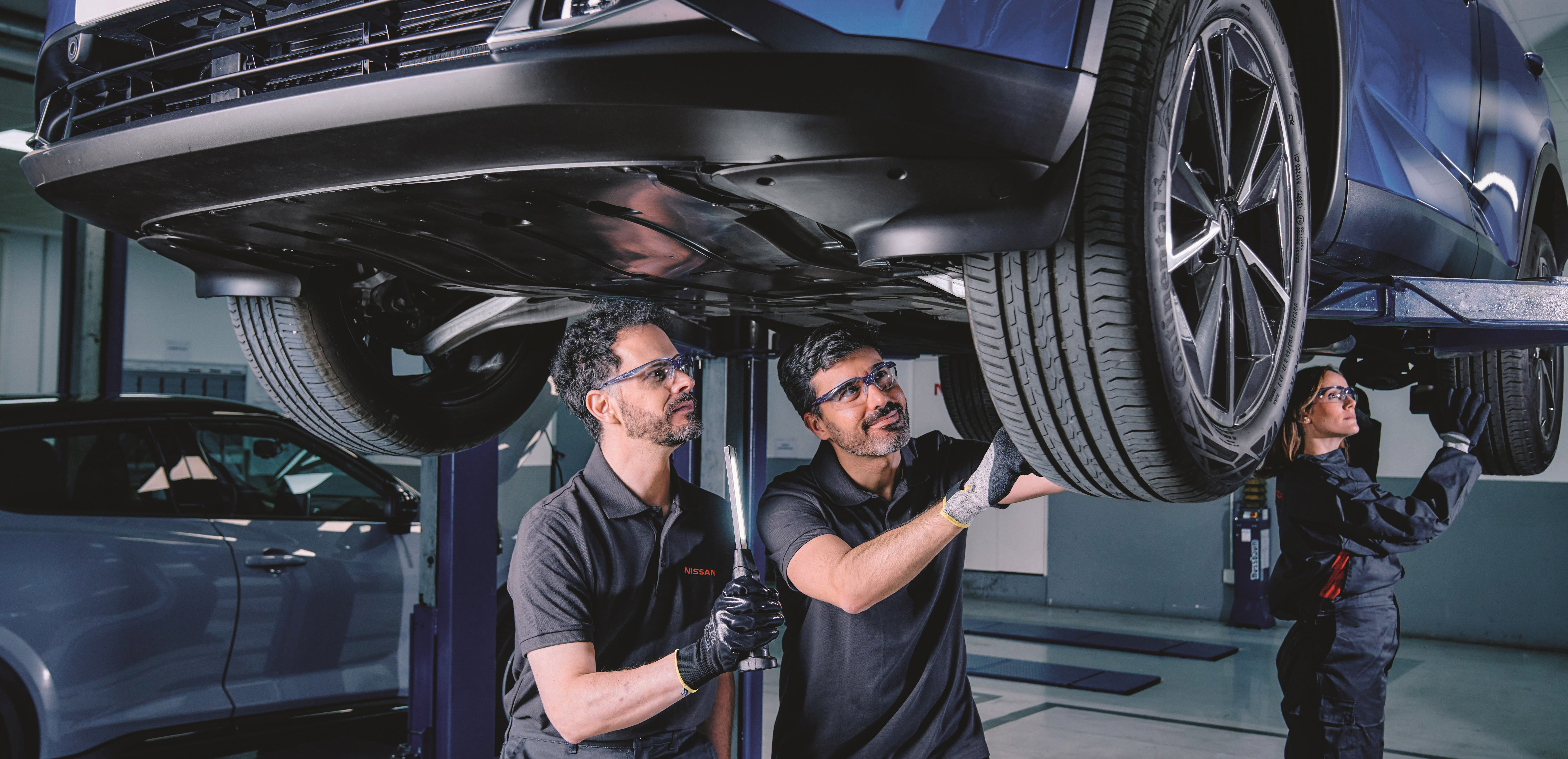 2 men repairing a car