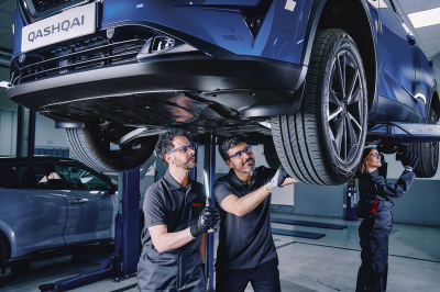 2 men repairing a car