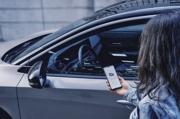 A women using Nissan Connect Services
