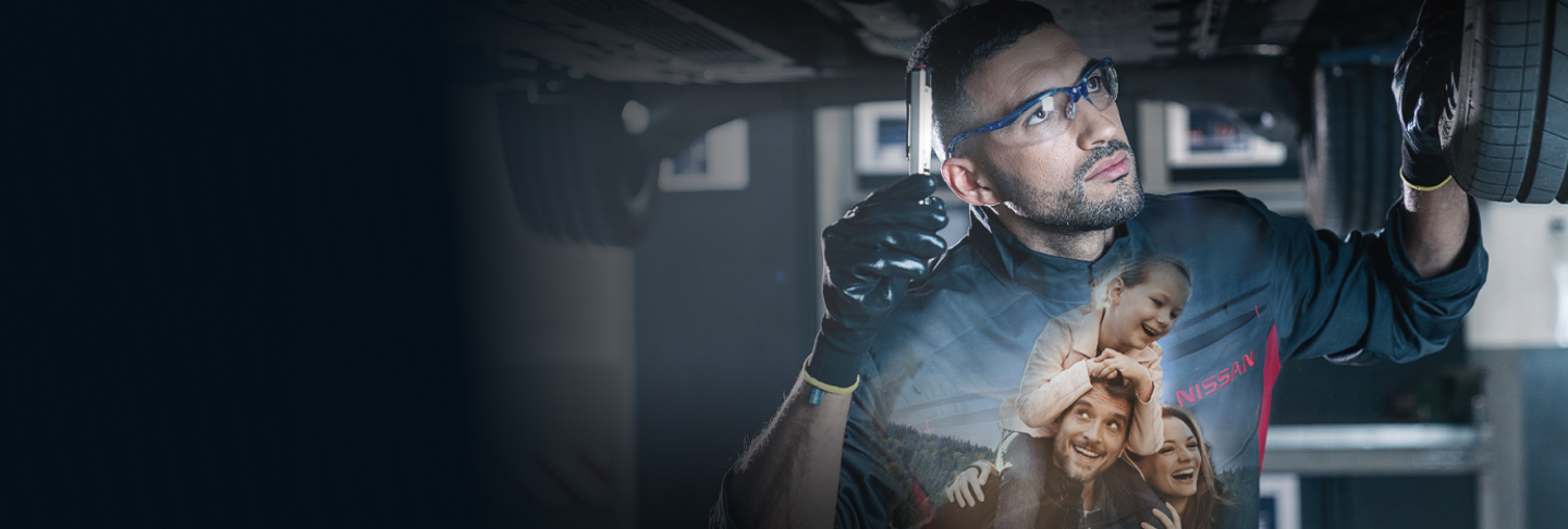 A men repairing a car