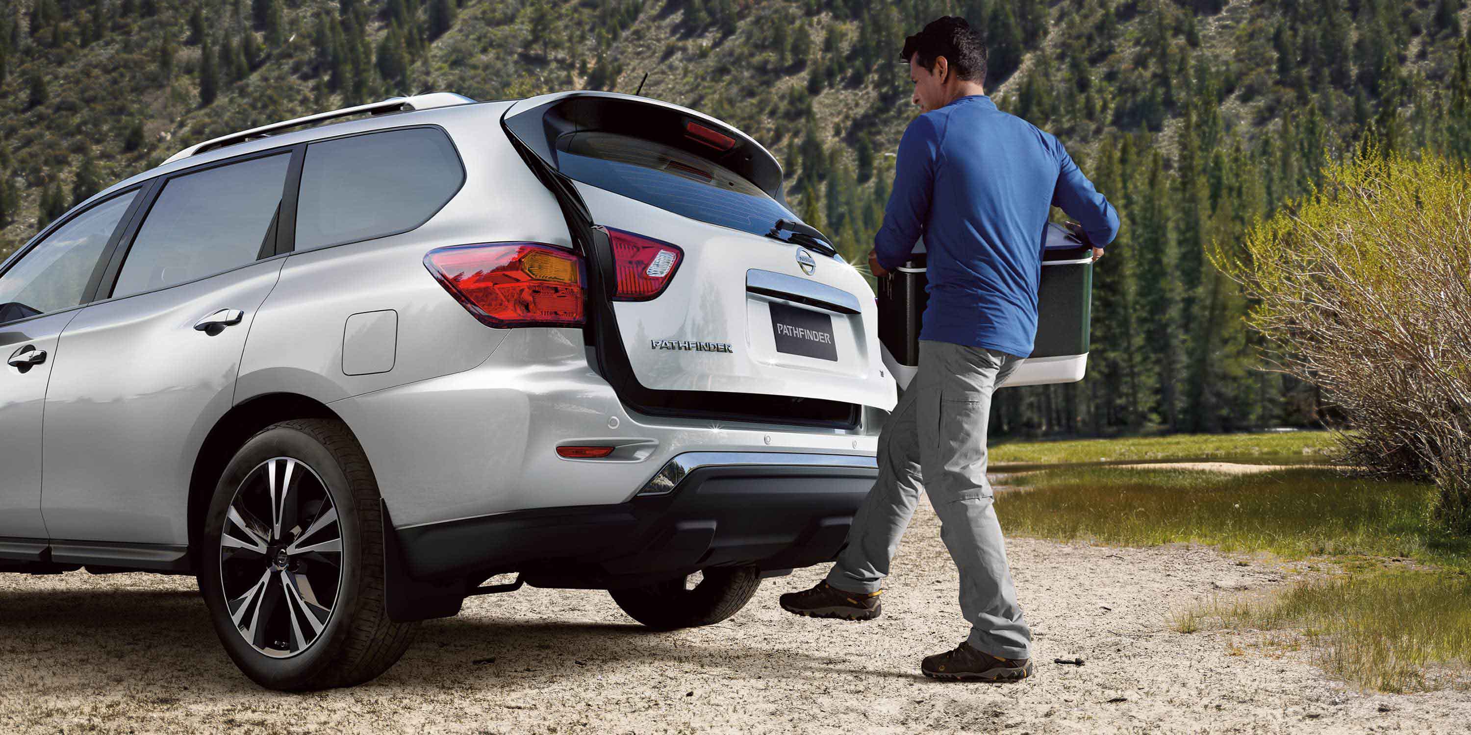 Man opening Nissan Pathfinder boot with his foot using motion-activated tailgate