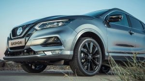 QASHQAI Midnight Edition outdoors