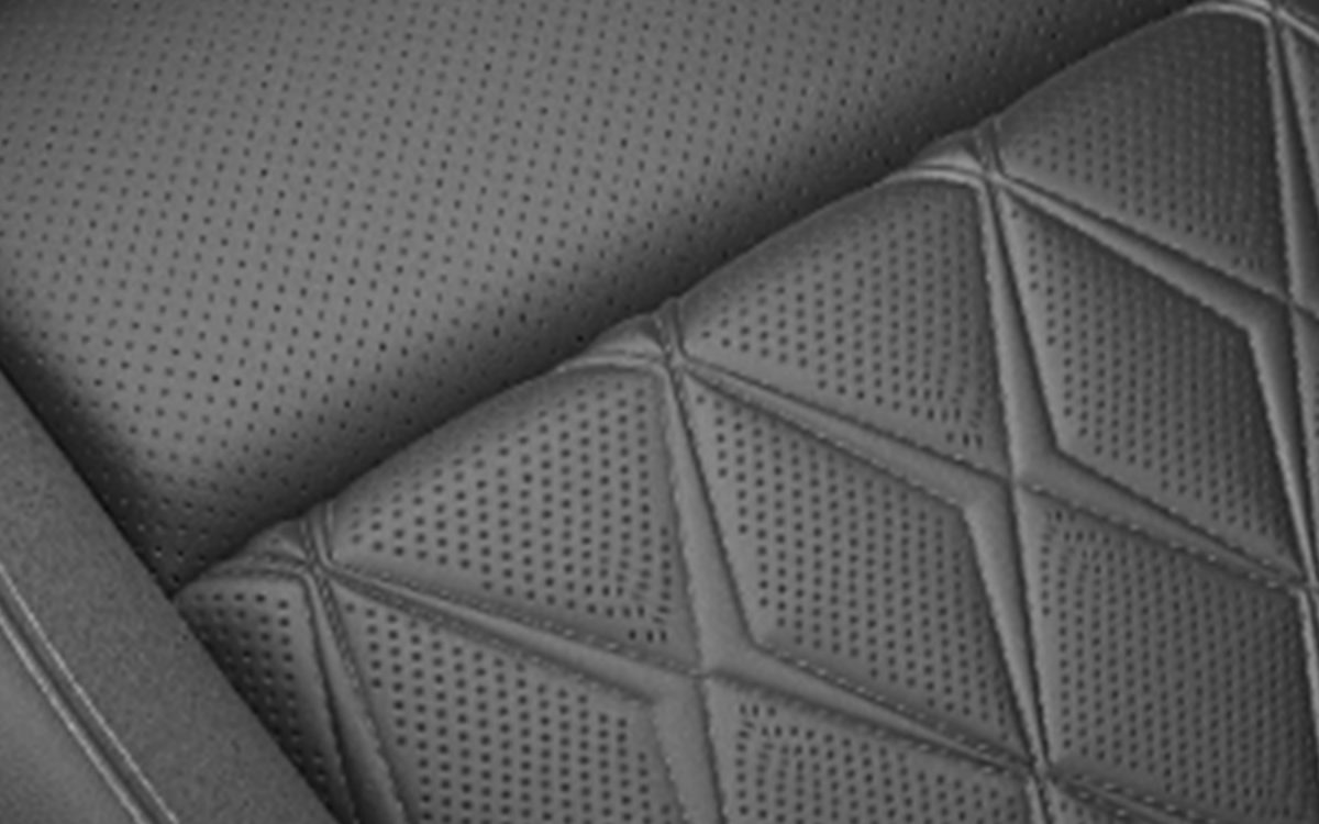Nissan Qashqai interior close up view of Black - Premium quilted leather-accented (20) Monoform Seats (51)