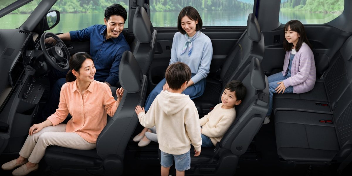 Nissan Serena 3rd row easy access mode