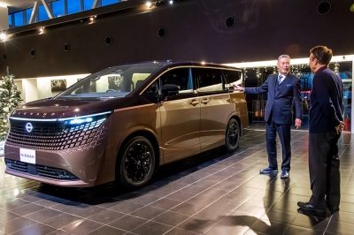 大地を感じさせる水平基調のサイドビュー