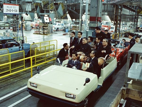 構内案内車（1978年10月・鄧小平副首相来日時の工場見学での様子）