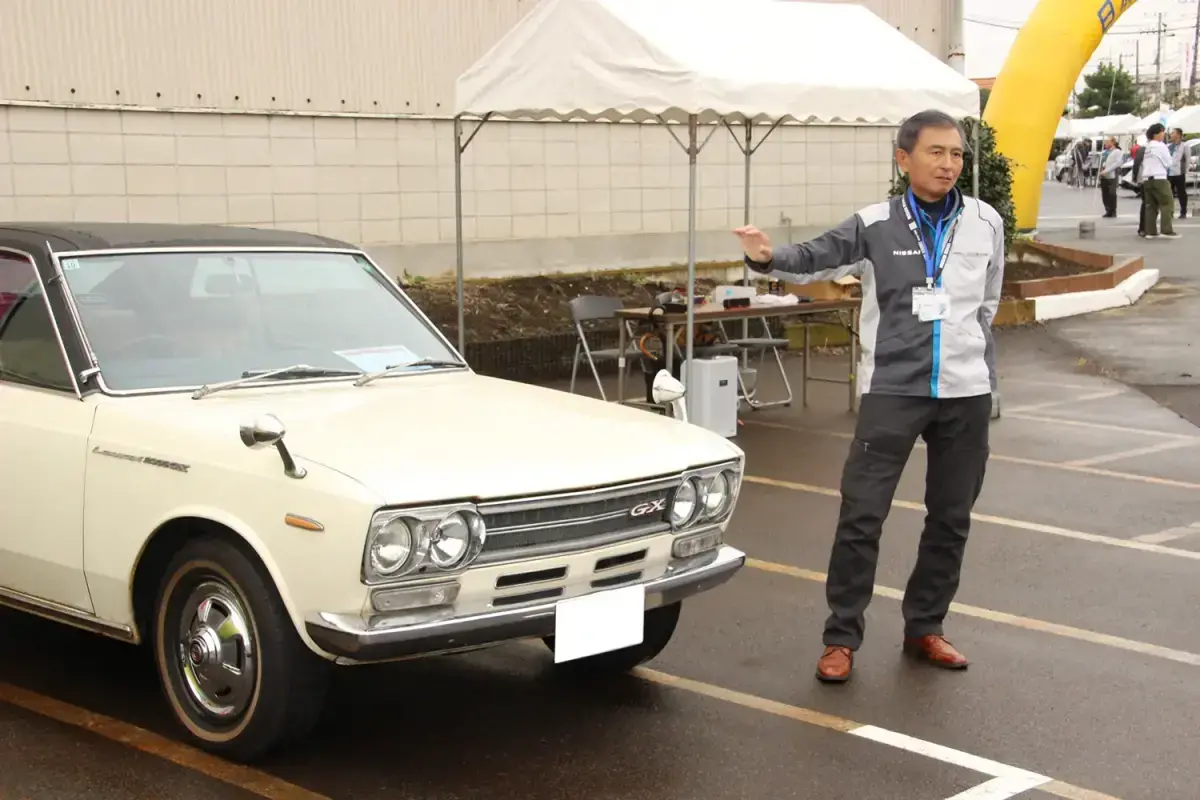 ローレルハードトップ2000GX（KPC30型）日産初のハードトップボディーは、流麗で斜め後方からの眺めがとても美しい！