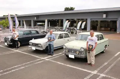 ワンオーナーで永年日産車を大切に維持管理されてきたオーナーの方々へ、「日産名車動態保存功労賞」として感謝の盾が贈呈されました。（60年以上：金賞、50年以上：銀賞）