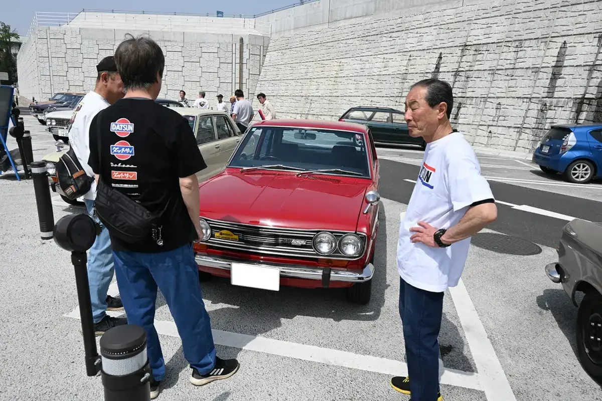 パーキングエリアでは既にダットサン談義