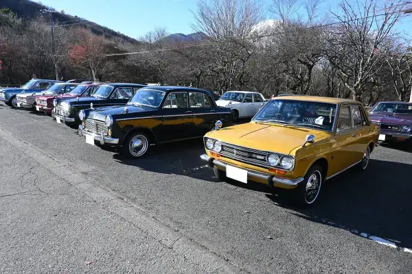 ダットサンブルーバード：右からH510型、P310型、P312型、H510型、P510型、P411型