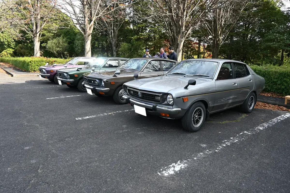 ダットサン サニーエクセレント：右からPB210型（銀）、PB210型（茶）、PB210型（緑）、KPB210型（パーブル）