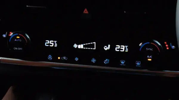 エアコン独立温度調整機能〈運転席、助手席〉