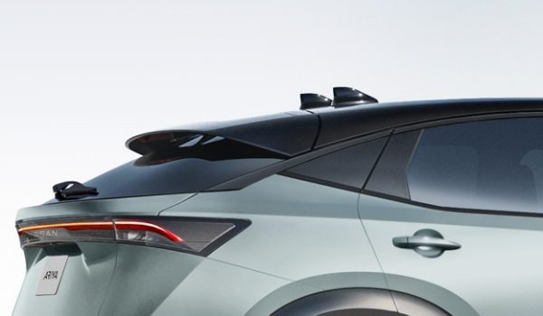 ダブルシャークフィンアンテナ［オプション］