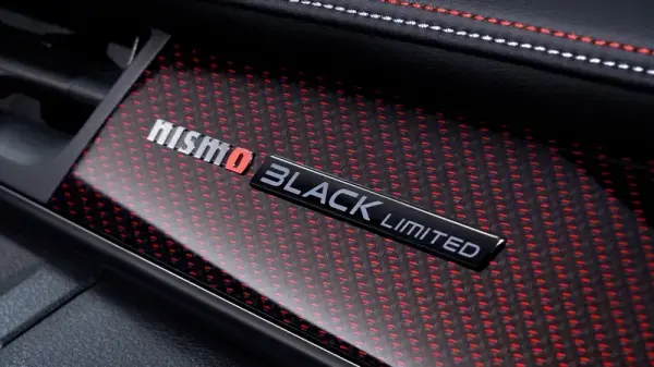NISMO専⽤レッドカーボン調フィニッシャー〈インストロア〉（NISMO Black Limited専⽤エンブレム付）