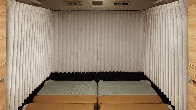 ⾞内カーテン〈1列⽬シート後、2列⽬シート横両側〉