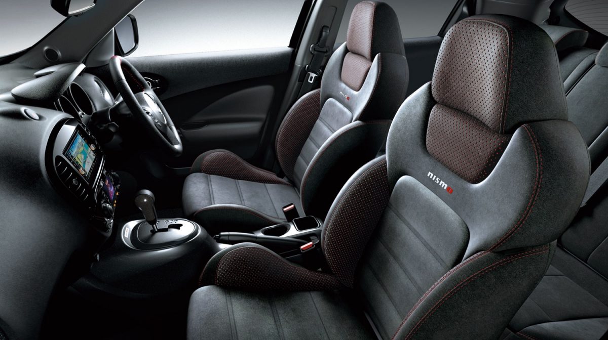 ジュークNISMO。ボディカラーはブリリアントシルバー（M）〈＃K23〉。内装色はブラック〈X〉。インテリジェント アラウンドビューモニター（移動物 検知機能付）＋ディスプレイ付自動防眩式ルームミラーはセットでメーカーオプション。※画面はハメ込み合成です。