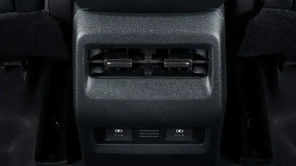 後席用エアコン吹き出し口/USB電源ポート（TYPE-C 2個〈フロント、リヤ〉）