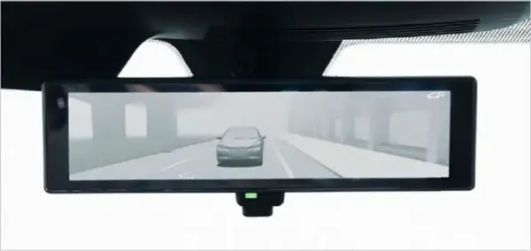 ストレスなく後方視界を確保するインテリジェントルームミラー