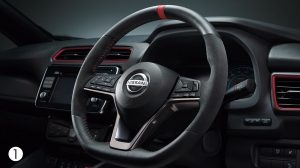 専用本革・アルカンターラ®巻 3 本スポークステアリング  （レッドセンターマーク、レッドステッチ、ガンメタクローム加飾付）