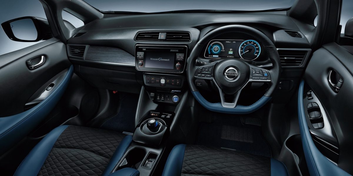 Photo ： リーフ e+ AUTECH。ボディカラーはオーロラフレアブルーパール（P）〈＃RAY〉（特別塗装色）。内装色はブラック〈G〉。プロパイロット パーキング＋インテリジェント アラウンドビューモニター（移動物 検知機能付）＋インテリジェント ルームミラー＋インテリジェント DA（ふらつき警報）、プロパイロット＋ステアリングスイッチ（メーター・ディスプレイコントロール、オーディオ、ハンズフリーフォン、プロパイロット）＋電動パーキングブレーキ＋BSW（後側方車両検知警報）＋RCTA（後退時車両検知警報）＋インテリジェント LI （車線逸脱防止支援システム）はセットでメーカーオプション。AUTECH専用デュアルカーペットはオーテック扱いディーラーオプション。