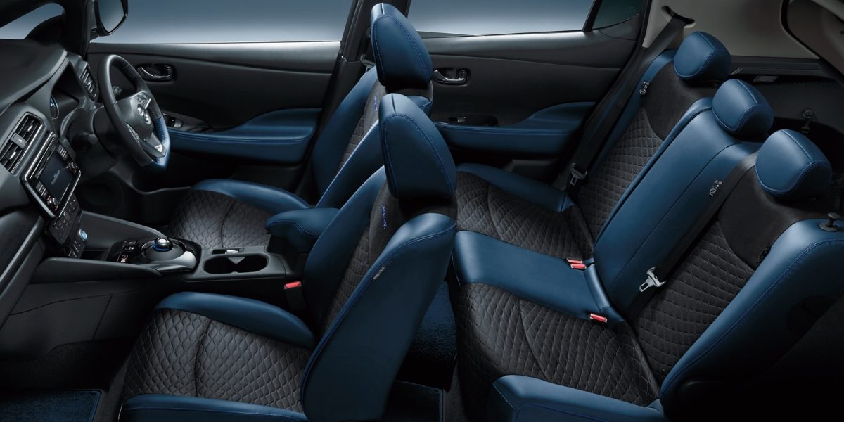 Photo ： リーフ e+ AUTECH。ボディカラーはオーロラフレアブルーパール（P）〈＃RAY〉（特別塗装色）。内装色はブラック〈G〉。プロパイロット パーキング＋インテリジェント アラウンドビューモニター（移動物 検知機能付）＋インテリジェント ルームミラー＋インテリジェント DA（ふらつき警報）、プロパイロット＋ステアリングスイッチ（メーター・ディスプレイコントロール、オーディオ、ハンズフリーフォン、プロパイロット）＋電動パーキングブレーキ＋BSW（後側方車両検知警報）＋RCTA（後退時車両検知警報）＋インテリジェント LI （車線逸脱防止支援システム）はセットでメーカーオプション。AUTECH専用デュアルカーペットはオーテック扱いディーラーオプション。