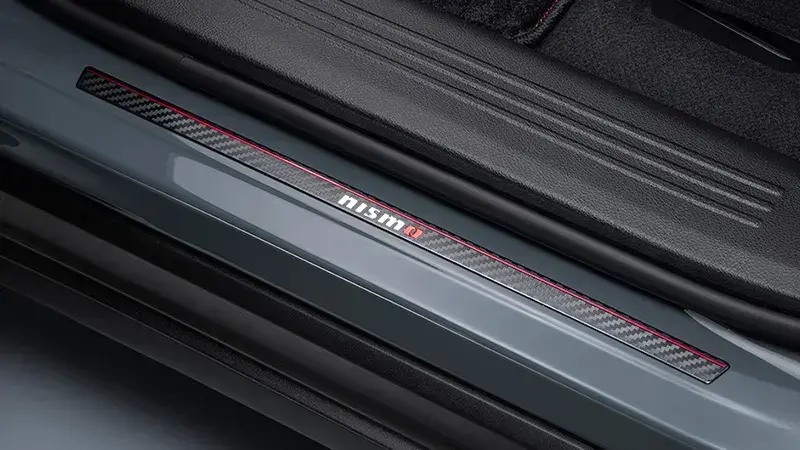 NISMOドアステップアクセントプレート〈フロント〉