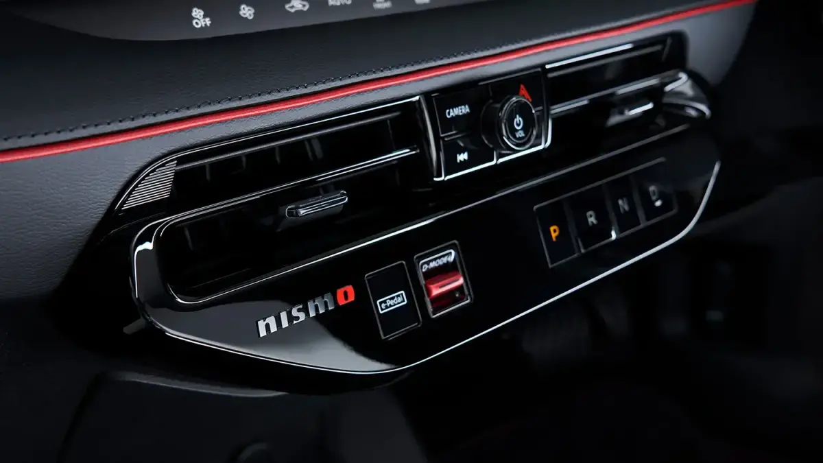 高級感を醸す黒艶の中に、NISMOの誇りを象徴するメタルエンブレム。NISMO専用インストロアフィニッシャー（ピアノブラック）、NISMOエンブレム、NISMO専用ドライブモードセレクター（レッド、NISMO専用チューニング）